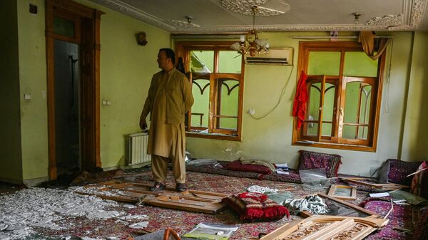 Афганские службы безопасности осматривают повреждения внутри здания через день после взрыва заминированного автомобиля в Кабуле 4 августа 2021 года