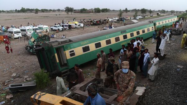 На месте столкновения двух поездов в провинции Синд, Пакистан
