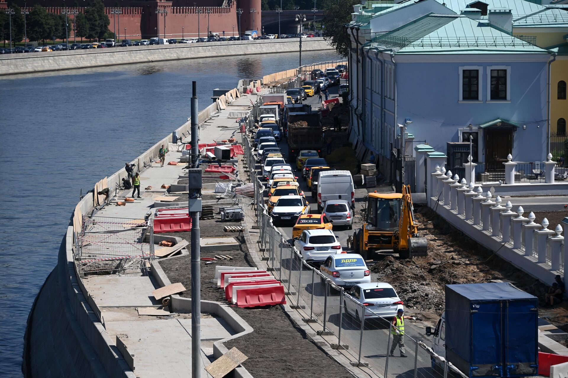 Работы по благоустройству набережных на острове Балчуг в Москве - РИА Новости, 1920, 04.08.2021