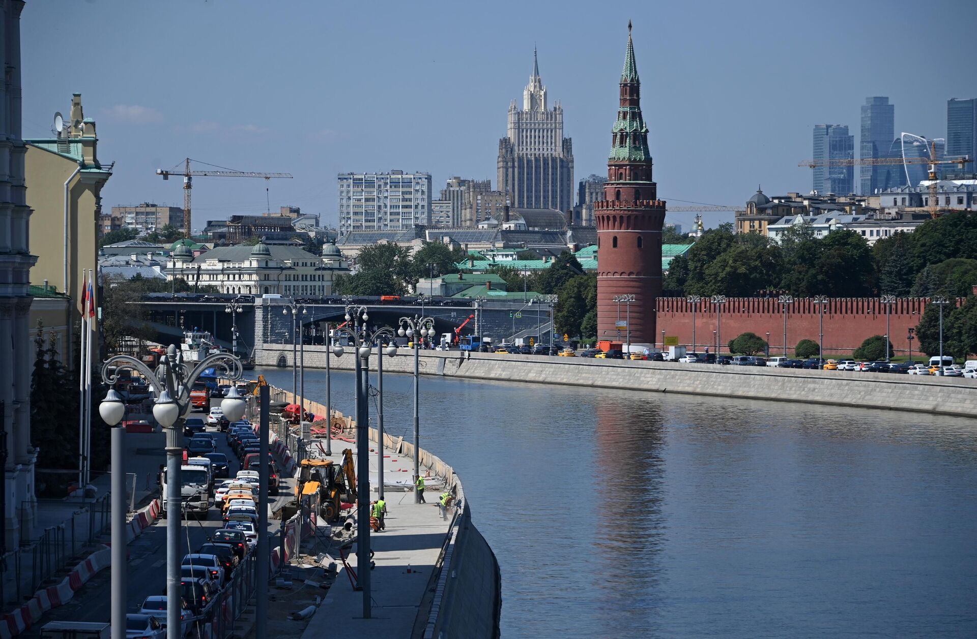 Работы по благоустройству набережных на острове Балчуг в Москве - РИА Новости, 1920, 04.08.2021