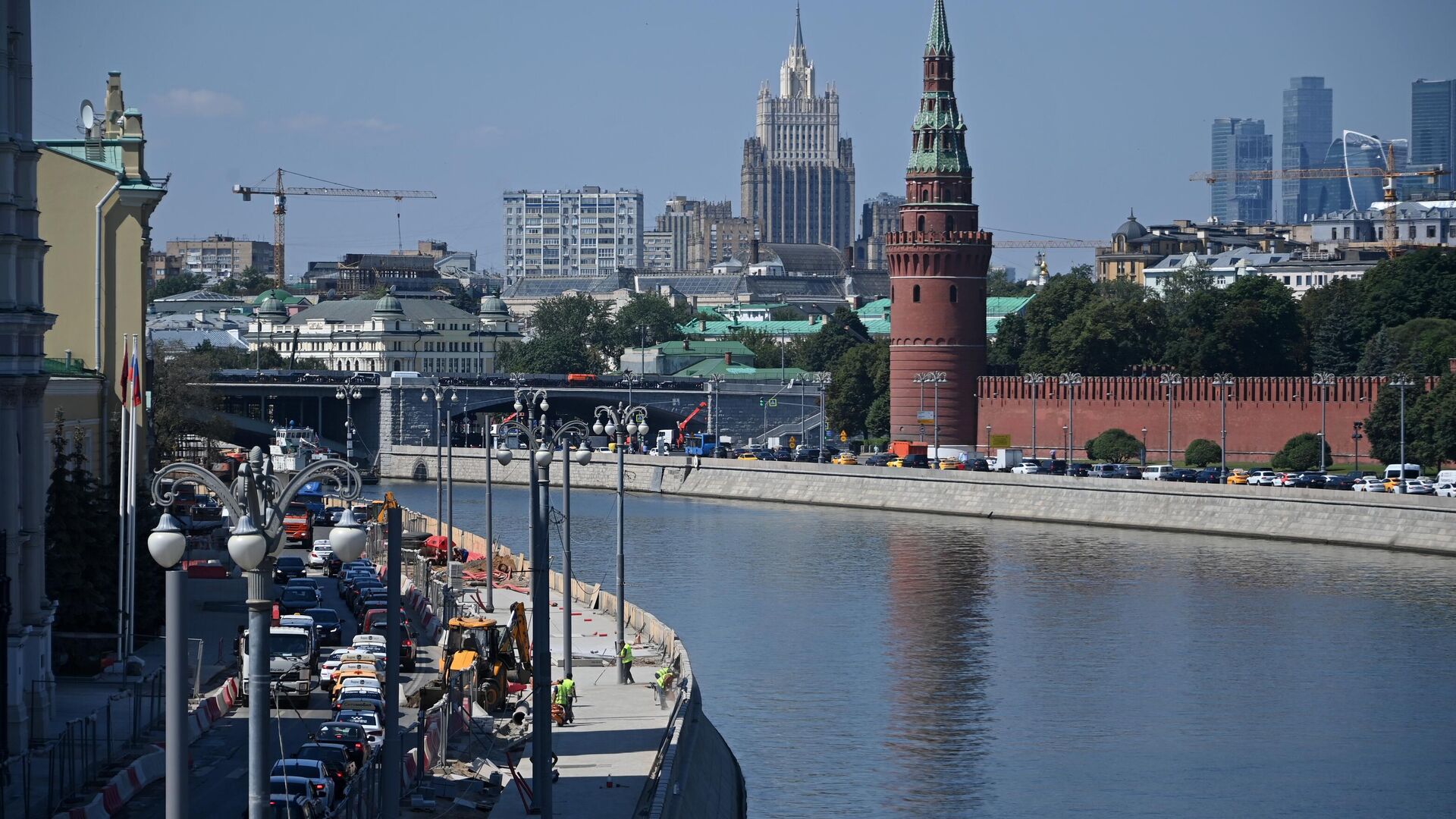 Работы по благоустройству набережных на острове Балчуг в Москве - РИА Новости, 1920, 23.08.2021