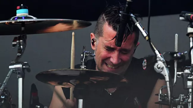 Барабанщик Пита Парада выступает в составе группы The Offspring