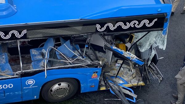 Последствия столкновения рейсового автобуса с грузовым автомобилем на Боровском шоссе в Москве