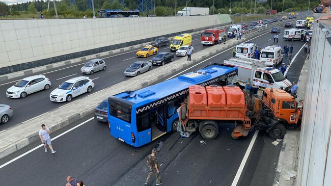 Последствия столкновения рейсового автобуса с грузовым автомобилем на Боровском шоссе в Москве