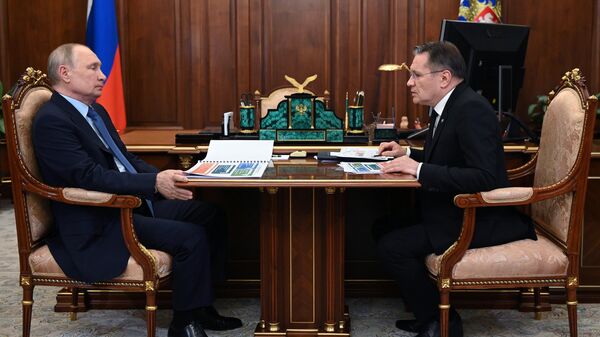 Президент РФ Владимир Путин и генеральный директор госкорпорации Росатом Алексей Лихачев во время встречи