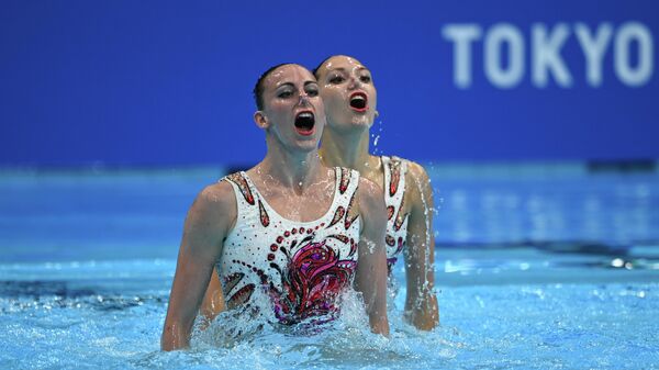 Марта Федина и Анастасия Савчук (Украина) выступают с произвольной программой в соревнованиях по синхронному плаванию дуэтов на XXXII летних Олимпийских играх в Токио.
