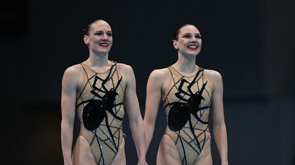 Российские спортсменки, члены сборной России (команда ОКР) Светлана Колесниченко и Светлана Ромашина (слева), завоевавшие золотые медали с произвольной программой в соревнованиях по синхронному плаванию дуэтов на XXXII летних Олимпийских играх в Токио.