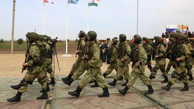 Военнослужащие ВС России на торжественном открытии международных российско-индийских учений Индра-2021 на полигоне Прудобой в Волгоградской области