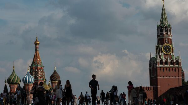 Люди на Красной площади в Москве. Архивное фото