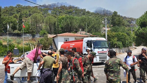Отряд спасателей МЧС Азербайджана во временном лагере в окрестностях турецкого города Мармарис