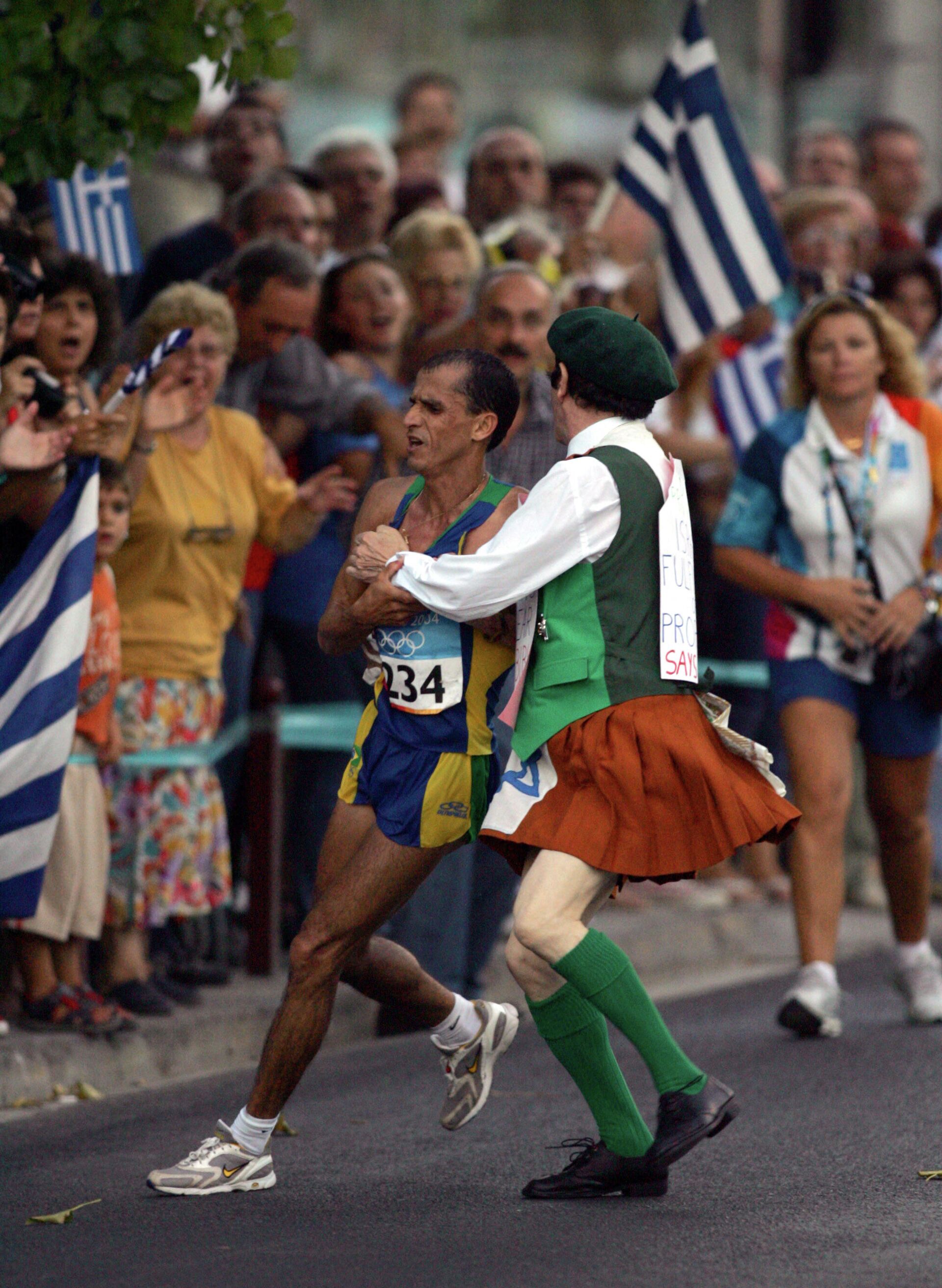 Бразилец Вандерлей ди Лима (слева) во время марафона на Олимпиаде 2004 года в Афинах - РИА Новости, 1920, 05.08.2021