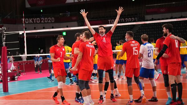 Российские спортсмены, члены сборной России радуются победе в полуфинальном матче соревнований по волейболу среди мужчин между сборными Бразилии и Олимпийского комитета России