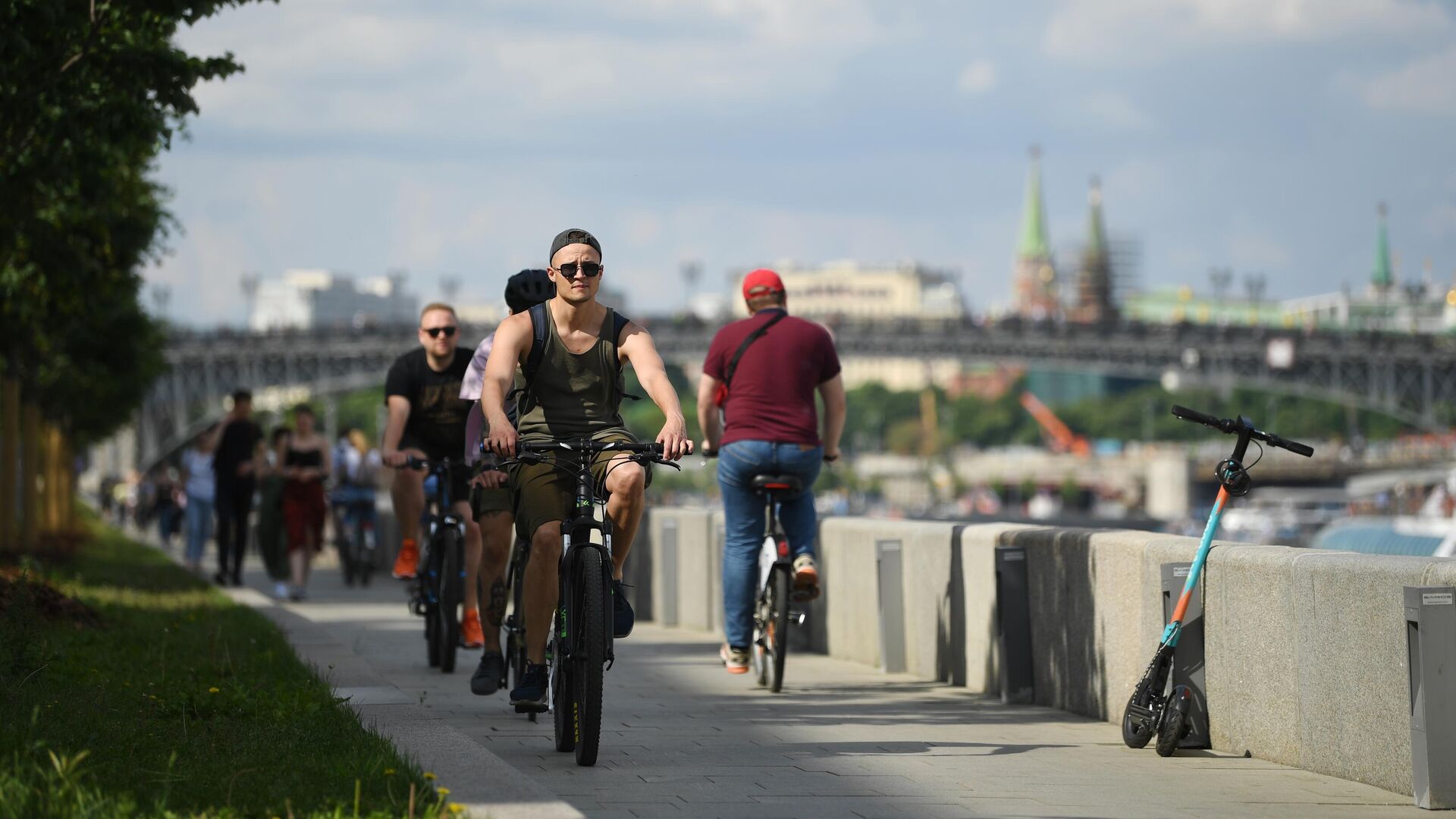 Люди катаются на велосипедах на Фрунзенской набережной в Москве - РИА Новости, 1920, 05.08.2021