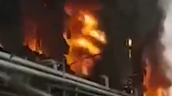 Кадры пожара на заводе Газпром переработка в Новом Уренгое 