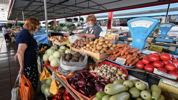 Покупатель и продавец на овощном рынке