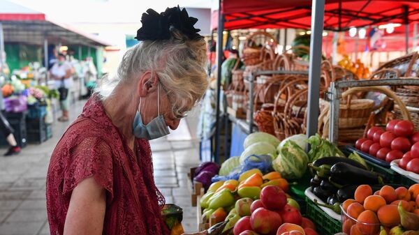 Покупатель на овощном рынке в Симферополе