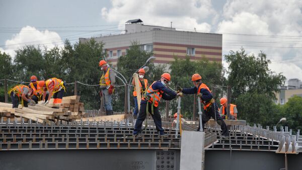Рабочие на строительстве развязки на пересечение Осташковского шоссе с Московской кольцевой автомобильной дорогой (МКАД)