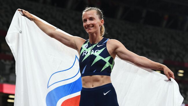 Анжелика Сидорова, завоевавшая серебряную медаль на соревнованиях по прыжкам с шестом среди женщин на XXXII летних Олимпийских играх в Токио