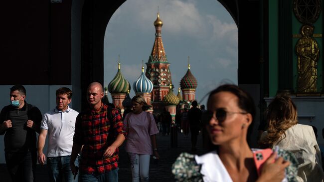 Прохожие на Кремлёвском проезде у Красной площади в Москве