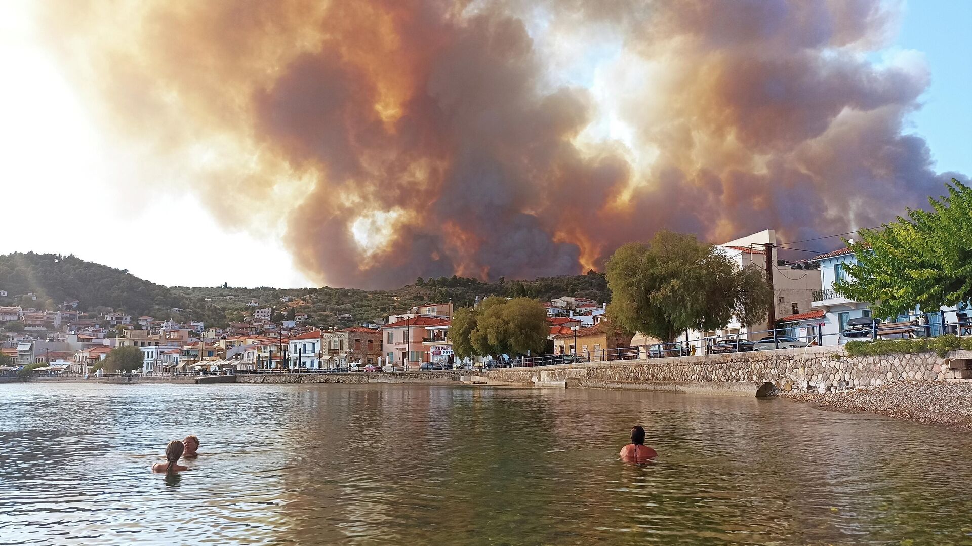 Природные пожары на острове Эвия, Греция  - РИА Новости, 1920, 06.08.2021