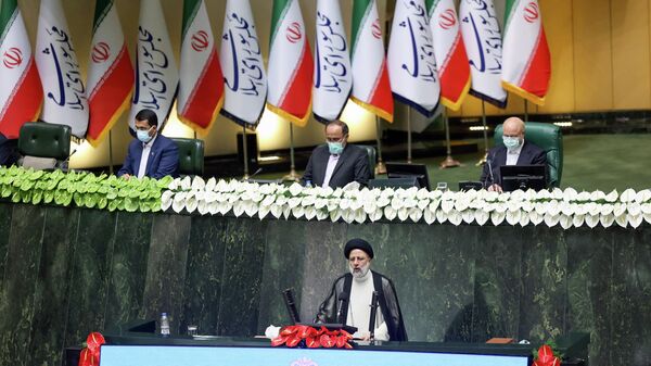 Новый президент Ирана Ибрахим Раиси во время принесения присяги в парламенте