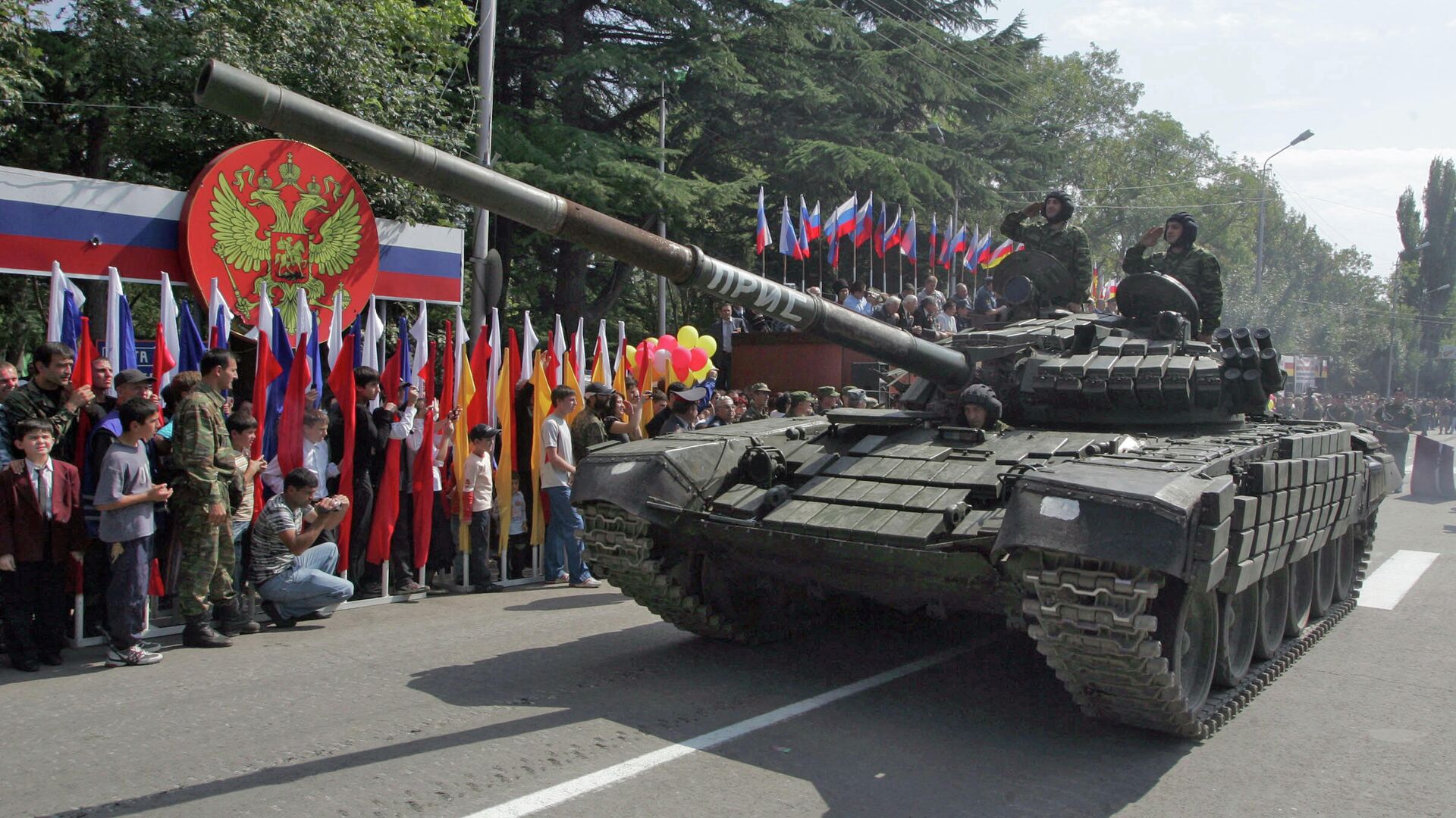 Военный парад прошел в Цхинвали в рамках празднования Дня независимости Южной Осетии. 20 сентября 2008 - РИА Новости, 1920, 06.08.2021