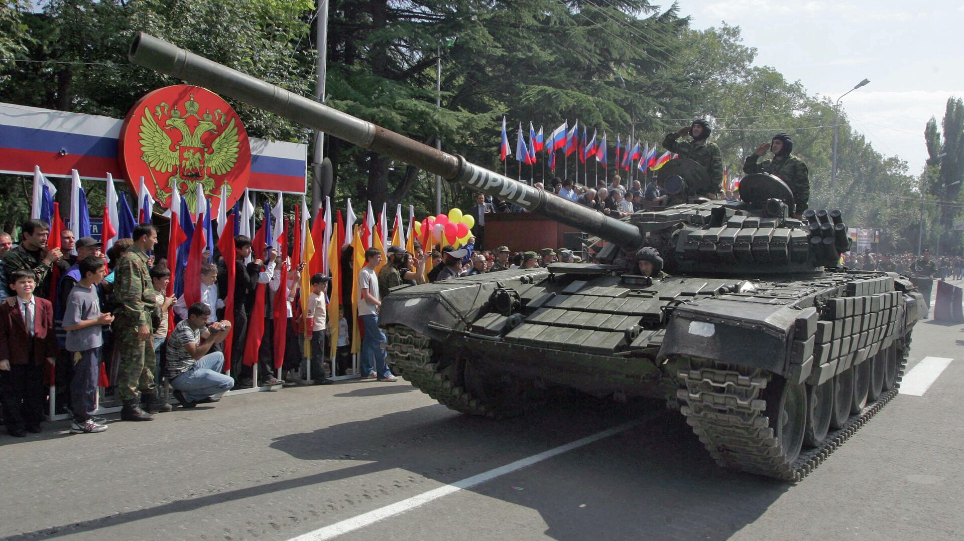 Военный парад прошел в Цхинвали в рамках празднования Дня независимости Южной Осетии. 20 сентября 2008 - РИА Новости, 1920, 06.08.2021