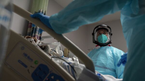 Медицинский сотрудник в отделении интенсивной терапии госпиталя для пациентов с COVID-19 в Хьюстоне, Техас