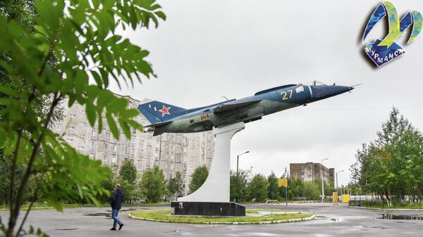 Памятник-самолет Як-38 летчикам морской авиации на территории школы №57 Мурманска