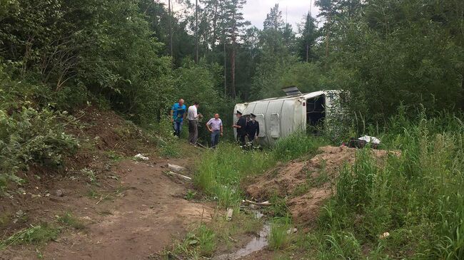 Автобус, перевернувшийся на перевале Пыхта в Бурятии