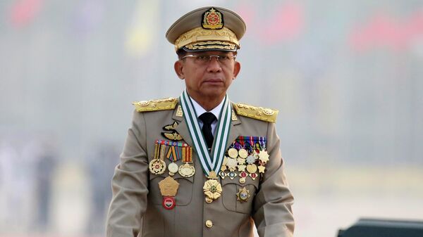 Генерал Мин Аунг Хлаинг возглавляет армейский парад в День вооруженных сил в Нейпьито, Мьянма