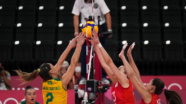 Игровой момент матча между волейболистками сборных Бразилии и России