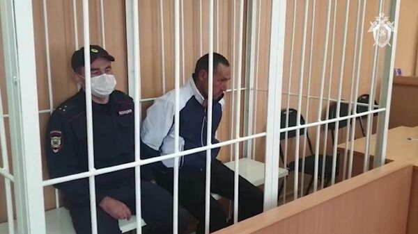 Задержанный по подозрению в убийстве семьи из пяти человек в селе Джирим в Хакасии Федор Панов в зале суда. Кадр видео