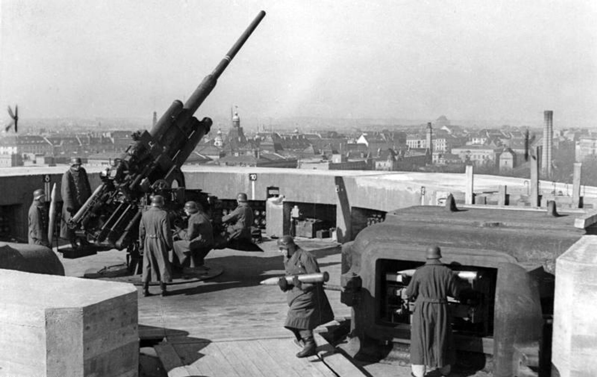 Артиллерия главного калибра на башне Тиргартен. 1942 - РИА Новости, 1920, 06.08.2021