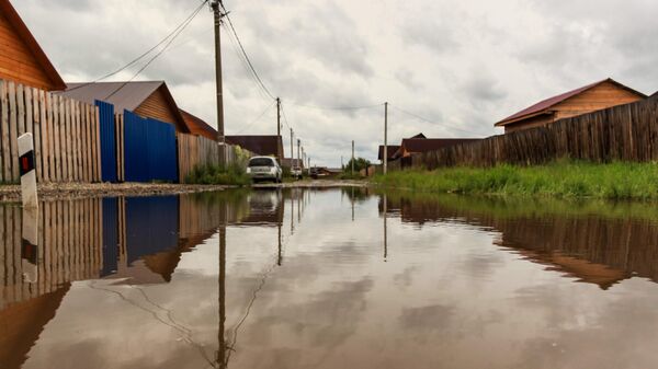 Подтопленная в результате паводка улица в селе Баклаши Иркутской области