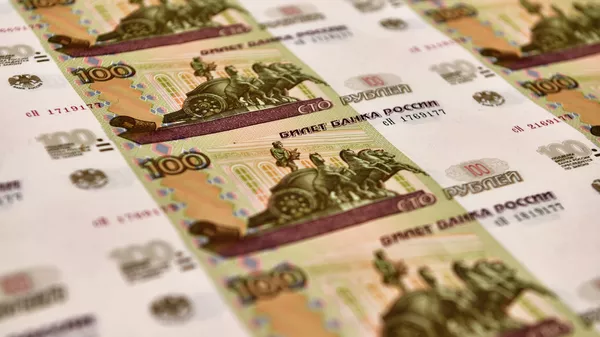 Лист с денежными купюрами номиналом 100 рублей