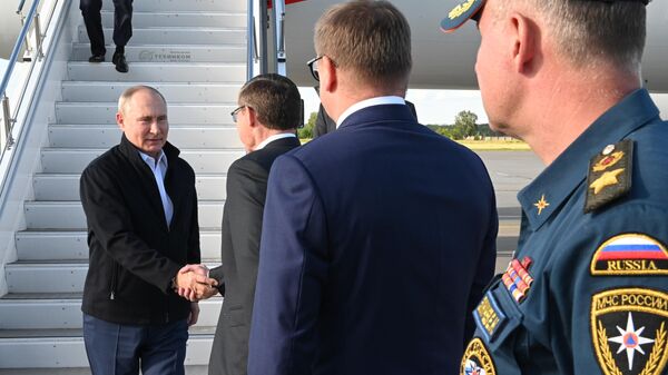 Президент РФ Владимир Путин во время встречи в аэропорту Магнитогорска