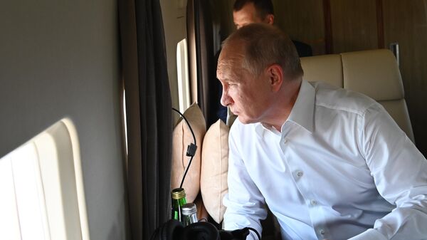 Президент РФ Владимир Путин во время осмотра пострадавших от природных пожаров районы Челябинской области с борта вертолета