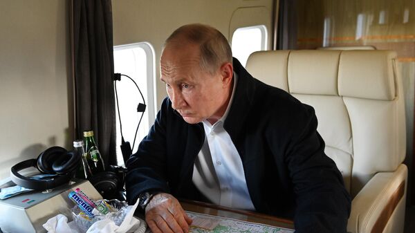 Президент РФ Владимир Путин во время осмотра пострадавших от природных пожаров районы Челябинской области с борта вертолета