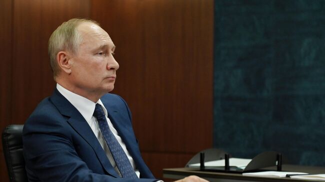 Президент России Владимир Путин во время встречи с губернатором Челябинской области Алексеем Текслером в Магнитогорске.