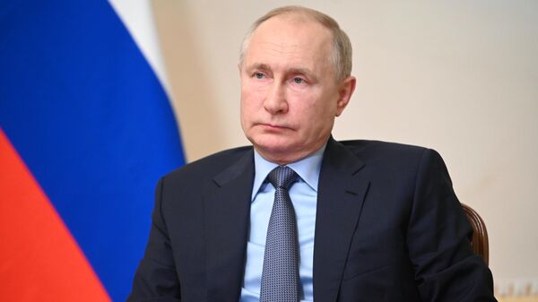 Президент России Владимир Путин проводит совещание по вопросам развития транспортной системы Санкт-Петербурга и Ленинградской области.