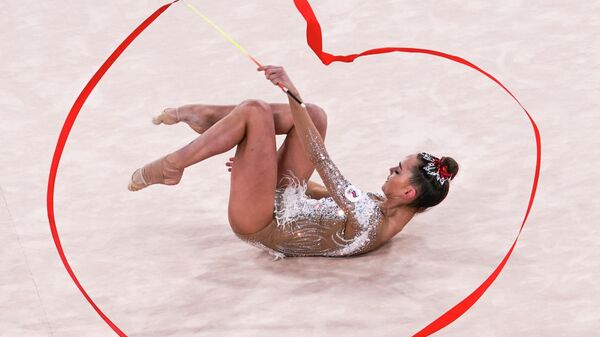 Российская спортсменка, член сборной России (команда ОКР) Дина Аверина выполняет упражнения с лентой в квалификации индивидуального многоборья по художественной гимнастике на XXXII летних Олимпийских играх в Токио.
