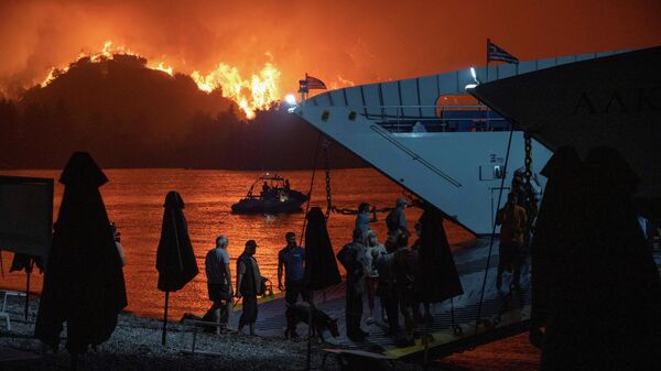 Эвакуация жителей деревни Лимни на острове Эвия, Греция