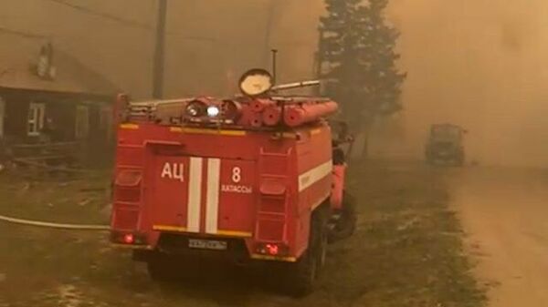 В огне и дыму: в селе Бясь-Кюель в Якутии пожар повредил 15 домов