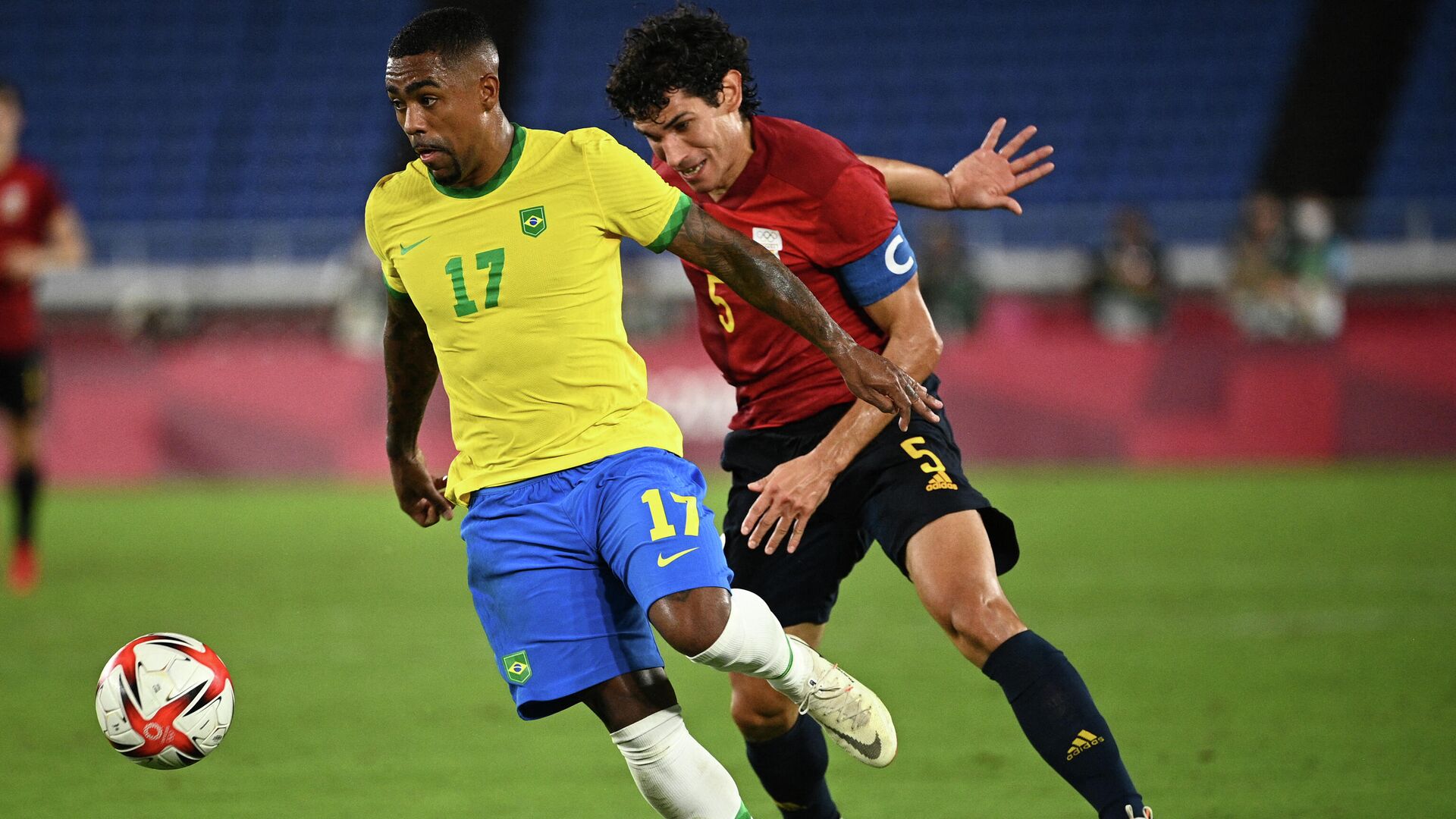 Brazil's Malcom Filipe (L) and Spain's Jesus Vallejo vie for the ball during the Tokyo 2020 Olympic Games football competition men's gold medal match at Yokohama International Stadium in Yokohama, Japan, on August 7, 2021. (Photo by Anne-Christine POUJOULAT / AFP) - РИА Новости, 1920, 07.08.2021