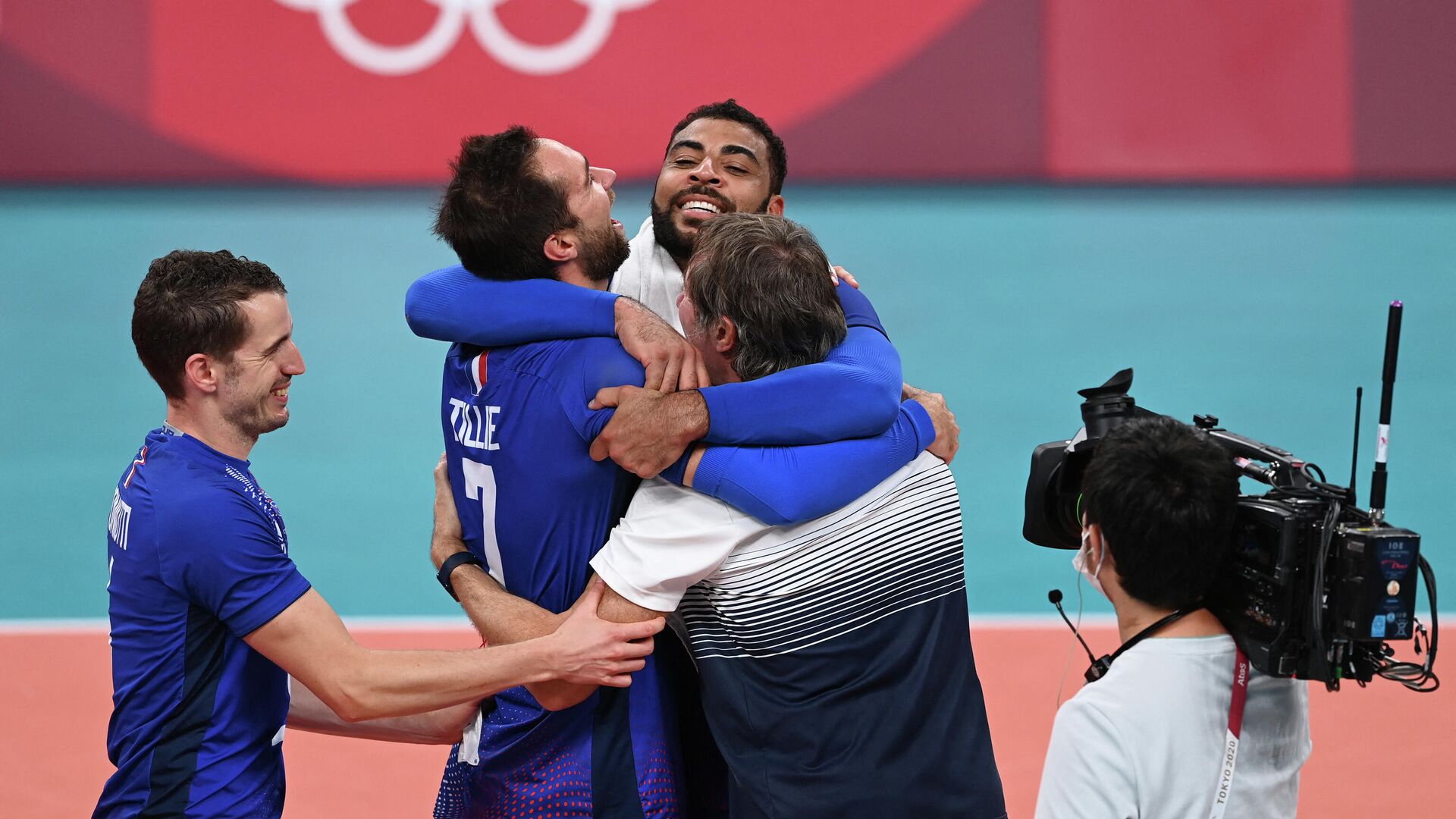 France's Earvin Ngapeth (Rear R), France's head coach Laurent Tillie (Front C-R), France's Kevin Tillie (2ndL) and France's Benjamin Toniutti celebrate their victory in the men's gold medal volleyball match between France and Russia during the Tokyo 2020 Olympic Games at Ariake Arena in Tokyo on August 7, 2021. (Photo by JUNG Yeon-je / AFP) - РИА Новости, 1920, 07.08.2021