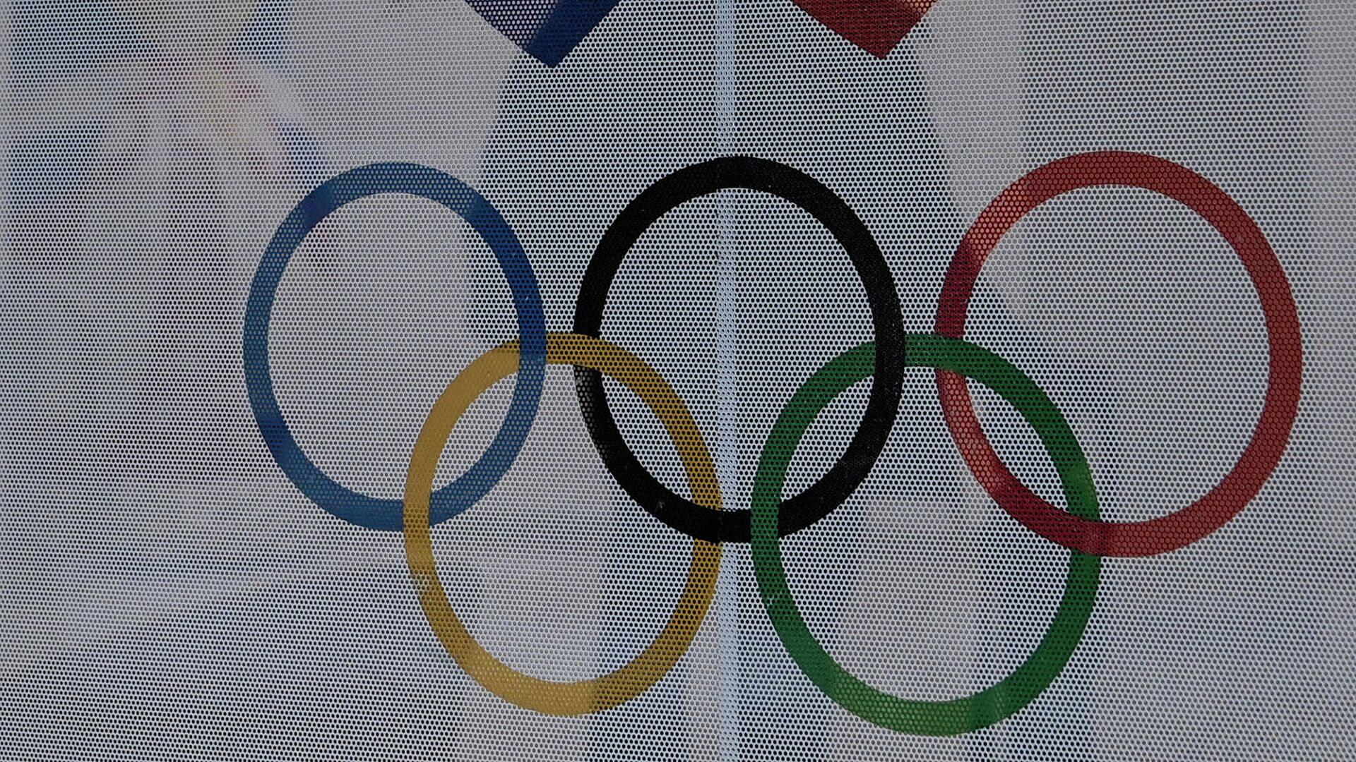 A picture shows the logo of the Russian Olympic Committee (ROC) on the window of its headquarters in Moscow on December 17, 2020, hours before the Court of Arbitration for Sport (CAS) is to deliver its verdict over Russia ban from international sports imposed following allegations of state-sanctioned doping. (Photo by Kirill KUDRYAVTSEV / AFP) - РИА Новости, 1920, 07.08.2021