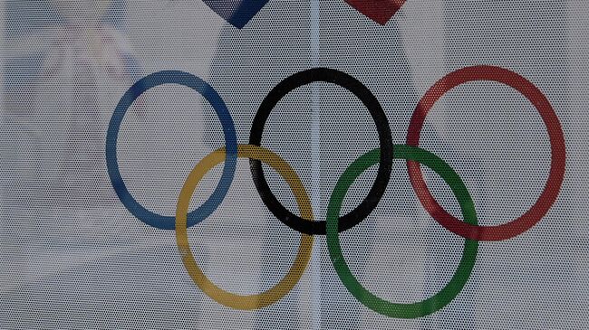 A picture shows the logo of the Russian Olympic Committee (ROC) on the window of its headquarters in Moscow on December 17, 2020, hours before the Court of Arbitration for Sport (CAS) is to deliver its verdict over Russia ban from international sports imposed following allegations of state-sanctioned doping. (Photo by Kirill KUDRYAVTSEV / AFP)