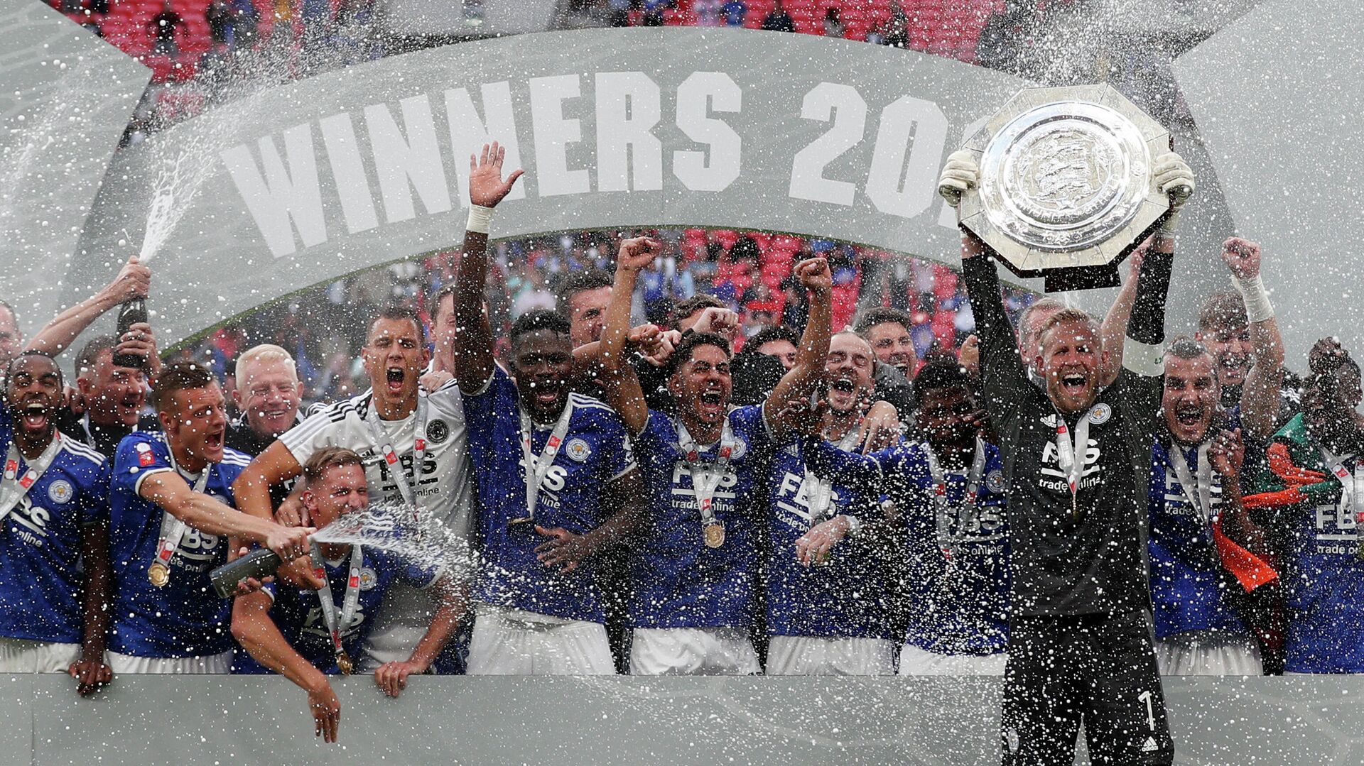 Leicester City's Danish goalkeeper Kasper Schmeichel holds aloft the Community Shield trophy after Leicester City won the English FA Community Shield football match between Manchester City and Leicester City at Wembley Stadium in north London on August 7, 2021. (Photo by Adrian DENNIS / AFP) / NOT FOR MARKETING OR ADVERTISING USE / RESTRICTED TO EDITORIAL USE - РИА Новости, 1920, 07.08.2021