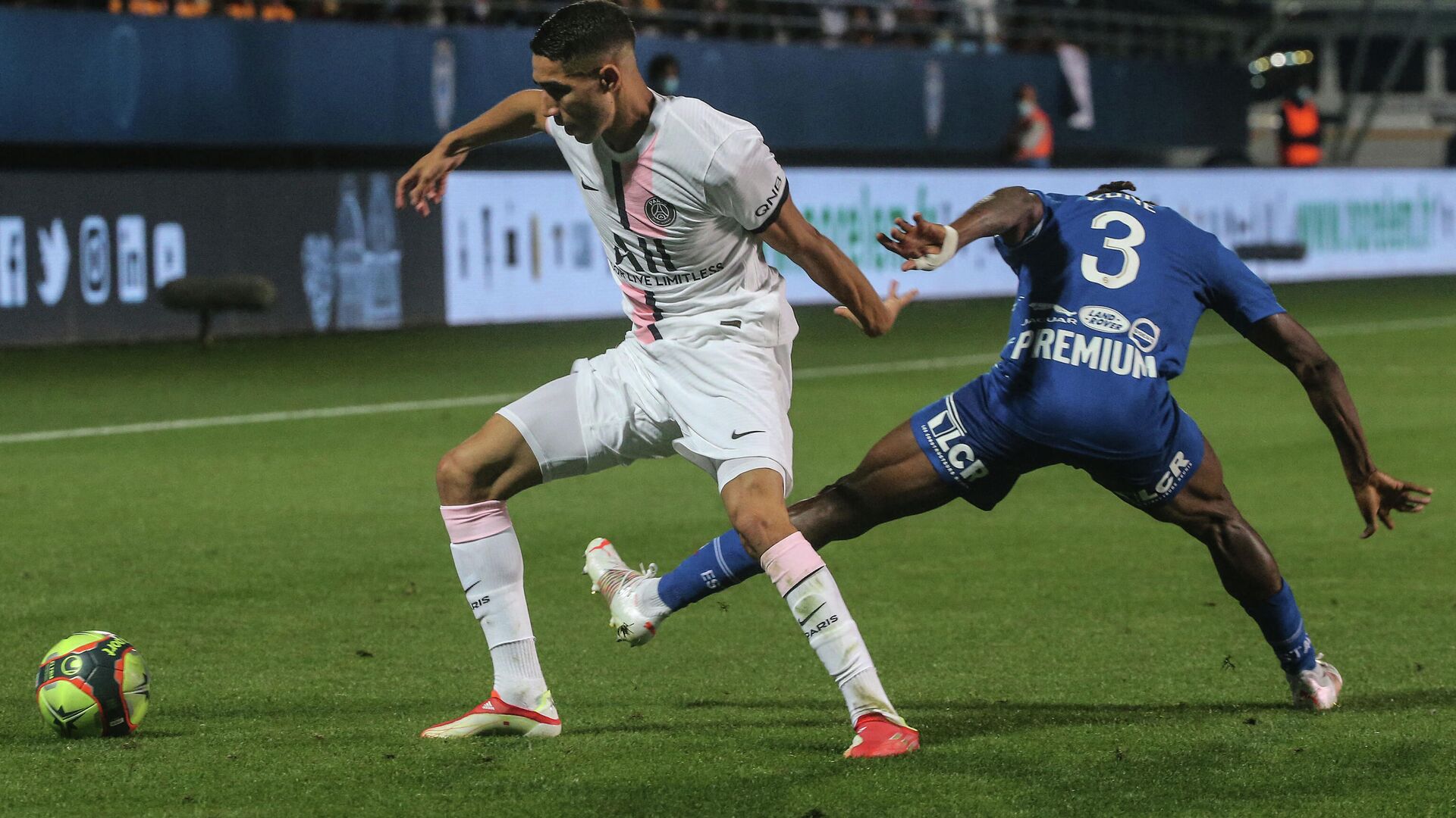 Paris Saint-Germain's Moroccan defender Achraf Hakimi (L) fights for the ball against Troyes Malian defender Youssouf Kone  during the French L1 football match between Paris Saint-Germain (PSG) and ES Troyes at the Stade de l'Aube in Troyes on August 7, 2021. (Photo by Franзois NASCIMBENI / AFP) - РИА Новости, 1920, 08.08.2021